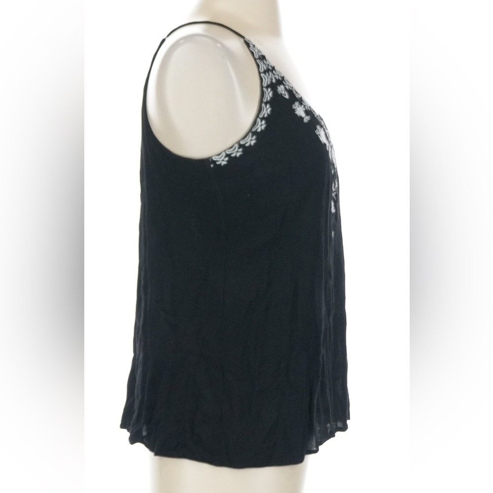 Elegant Black Floral Camisole - Picture 3 of 6